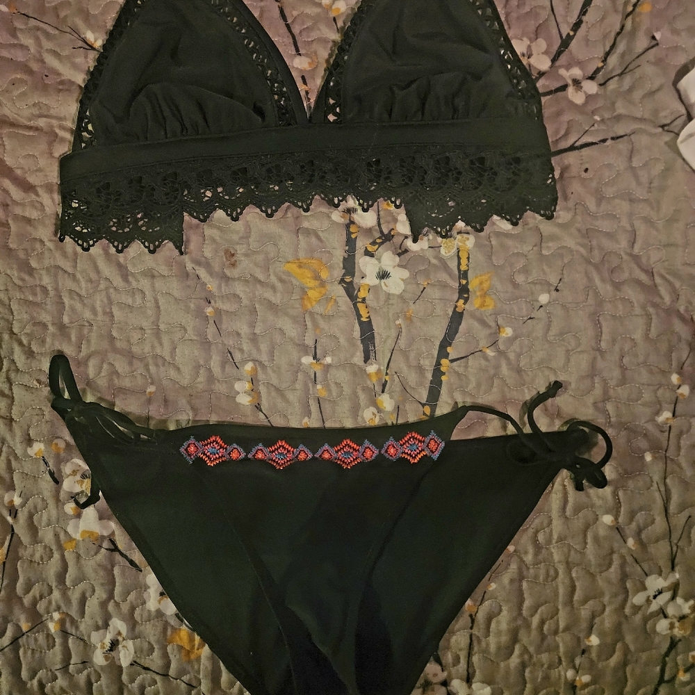 Black Bikini -Hollister Bottoms- Top Exileration